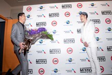 花束を持って登場したEXILE AKIRAに笑顔を見せるMIYAVI。