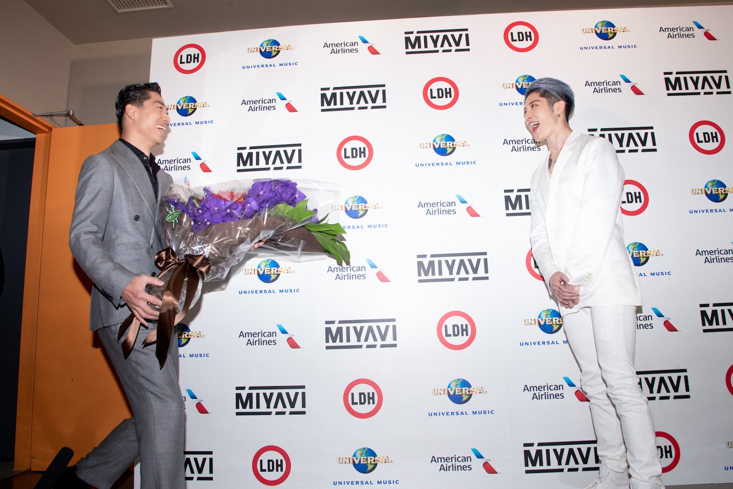 花束を持って登場したEXILE AKIRAに笑顔を見せるMIYAVI。