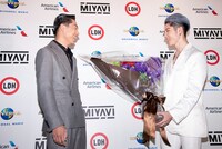 左からEXILE AKIRA、MIYAVI。