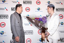 左からEXILE AKIRA、MIYAVI。