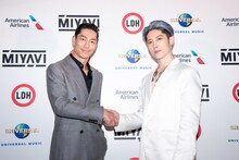 左からEXILE AKIRA、MIYAVI。