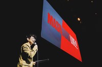 司会の芦沢ムネト。（撮影：白石達也）