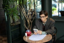 喫茶店にたたずむリョウガ。