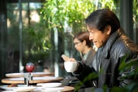 吉田栄作（右）の隣に座るリョウガ（左）。