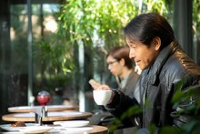 吉田栄作（右）の隣に座るリョウガ（左）。