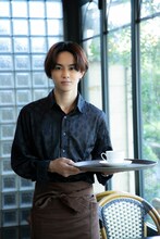 ウェイター姿のタクヤ。