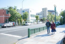 バラの花束を抱えたタカシ左）。