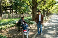 犬の散歩をするカイ（右）。