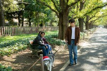 犬の散歩をするカイ（右）。