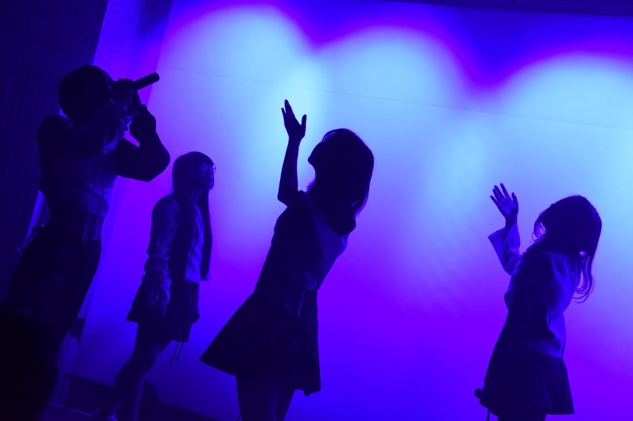 Maison book girl、ニューアルバム発売日に世界観を再現する全曲披露ライブ敢行