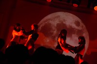 「長い夜が明けて」のパフォーマンスの様子。