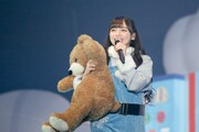 クマのぬいぐるみを抱きながら歌唱する齊藤京子。(c)Seed & Flower LLC
