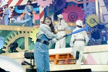 おもちゃのバットを持ちスイングする加藤史帆。 (c)Seed & Flower LLC