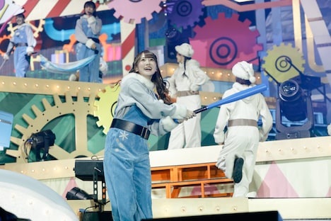 おもちゃのバットを持ちスイングする加藤史帆。 (c)Seed & Flower LLC