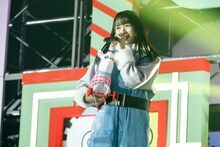 子供用のおもちゃを持ちながらパフォーマンスする上村ひなの。 (c)Seed & Flower LLC