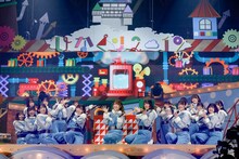 日向坂46「ひなくり2019～17人のサンタクロースと空のクリスマス～」の様子。(c)Seed & Flower LLC