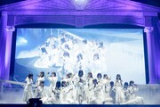 神殿を模したステージでパフォーマンスする日向坂46。 (c)Seed & Flower LLC