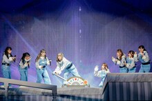 日向坂46「ひなくり2019～17人のサンタクロースと空のクリスマス～」の様子。(c)Seed & Flower LLC