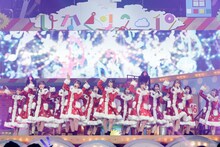 日向坂46「ひなくり2019～17人のサンタクロースと空のクリスマス～」の様子。(c)Seed & Flower LLC