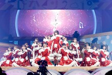 日向坂46「ひなくり2019～17人のサンタクロースと空のクリスマス～」の様子。(c)Seed & Flower LLC