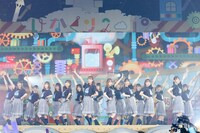 日向坂46「ひなくり2019～17人のサンタクロースと空のクリスマス～」の様子。(c)Seed & Flower LLC