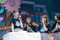 公演1日目に20歳の誕生日を迎えた佐々木美玲をお祝いする様子。(c)Seed & Flower LLC