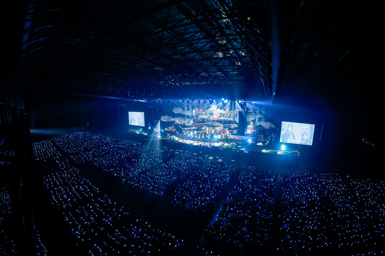 日向坂46「ひなくり2019～17人のサンタクロースと空のクリスマス～」の様子。(c)Seed & Flower LLC