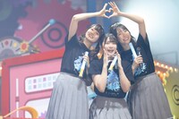 左から宮田愛萌、丹生明里、金村美玖。(c)Seed & Flower LLC