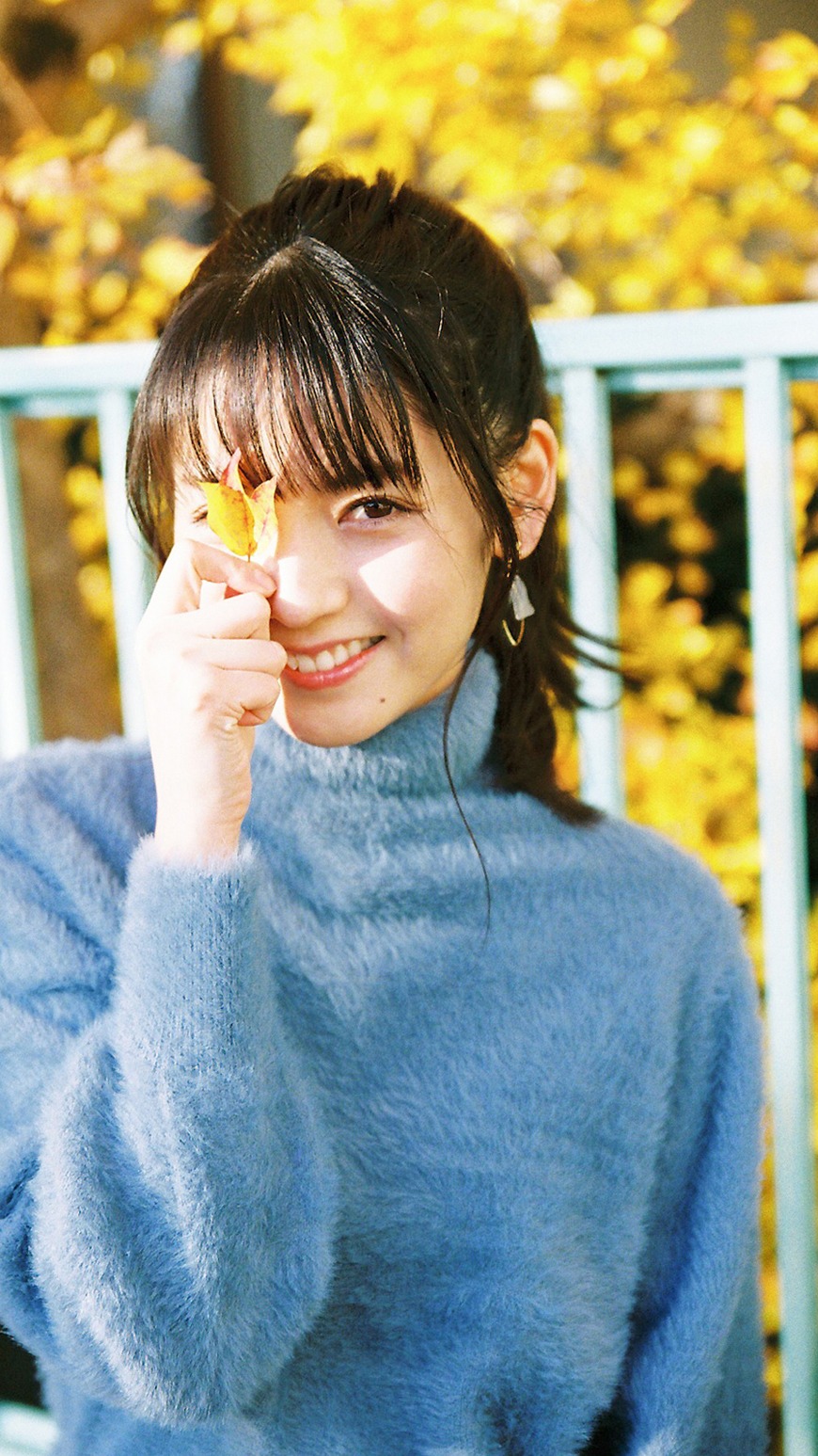 「いいスマホは、OCN モバイル ONE。」キャンペーンのWebムービーより、イチョウの葉を手に微笑む道重さゆみ。