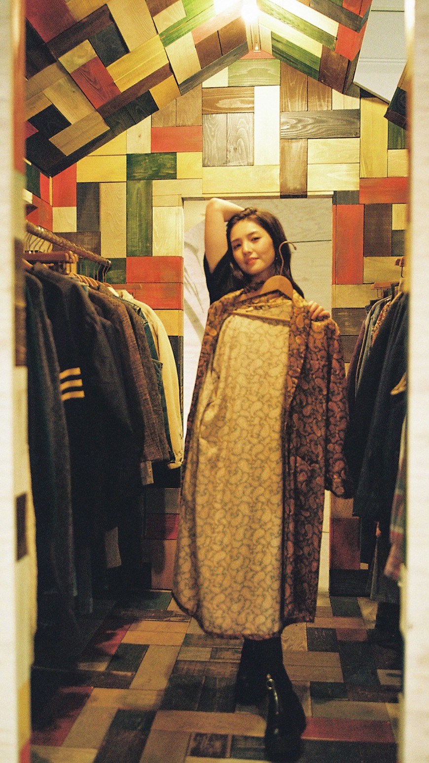 古着屋で洋服を当てポージングをする道重さゆみ。