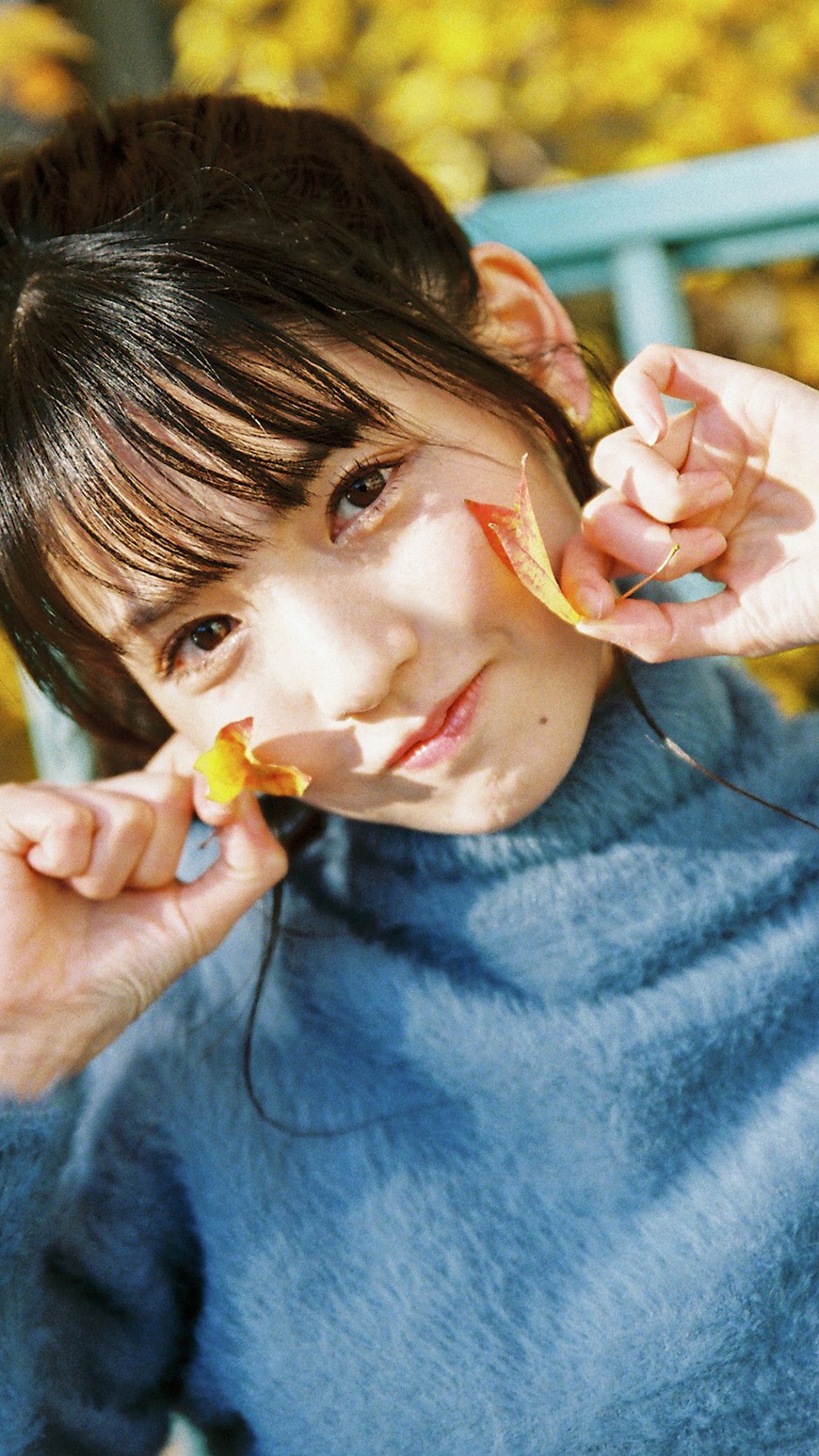 イチョウの葉を手にポーズを取る道重さゆみ。