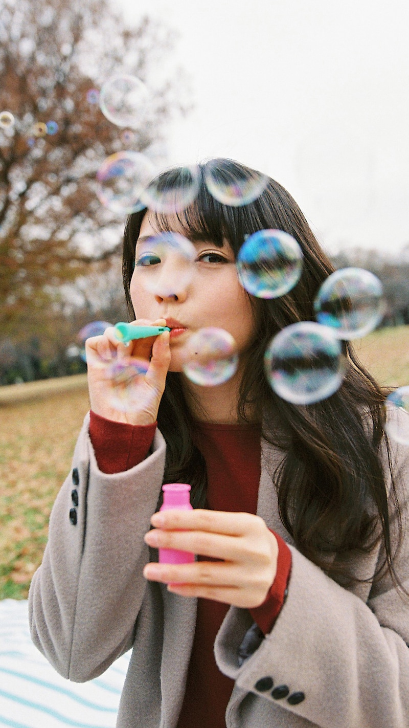 シャボン玉を飛ばして遊ぶ道重さゆみ。