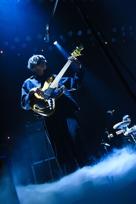 高橋涼馬（B, Cho）（Photo by MASANORI  FUJIKAWA）