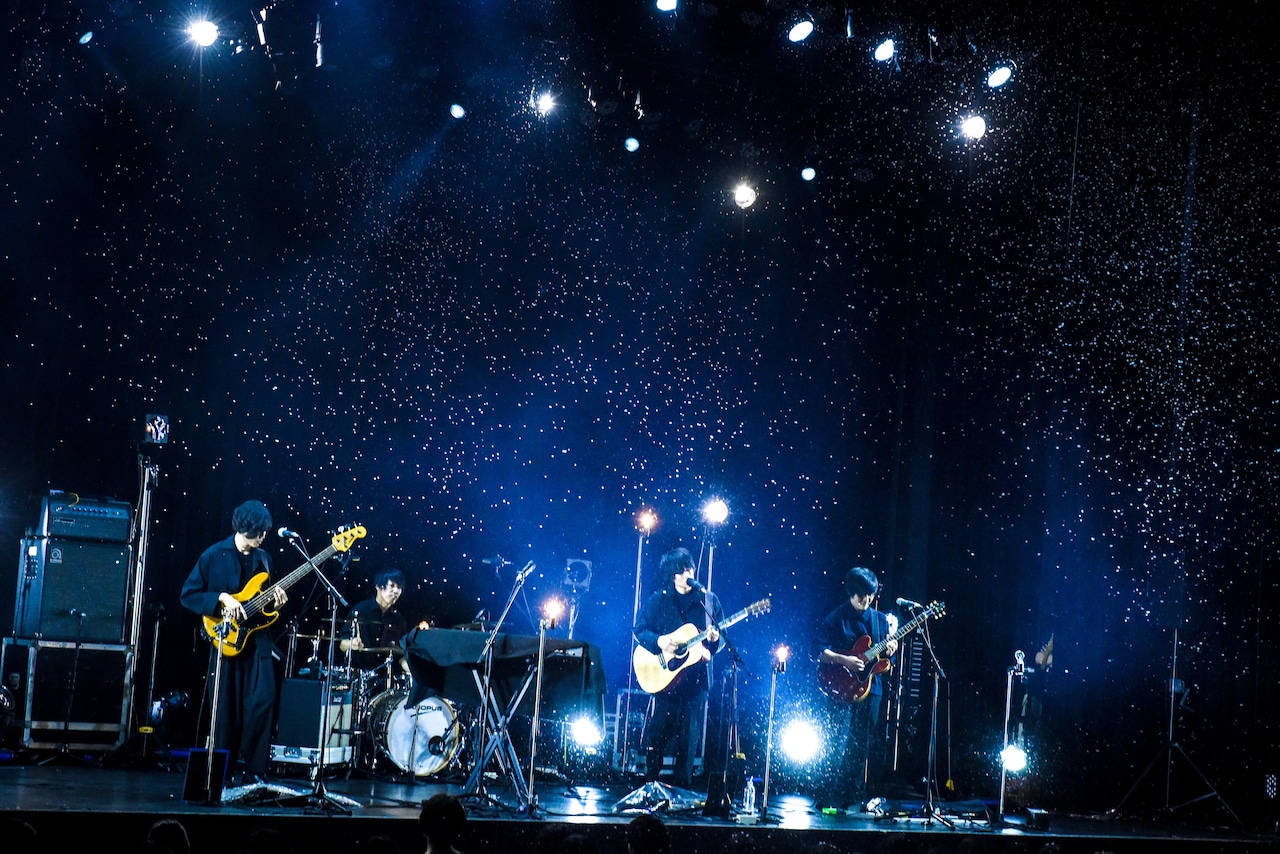 mol-74、粉雪が舞う幻想的な空間作り上げた初のホールワンマン