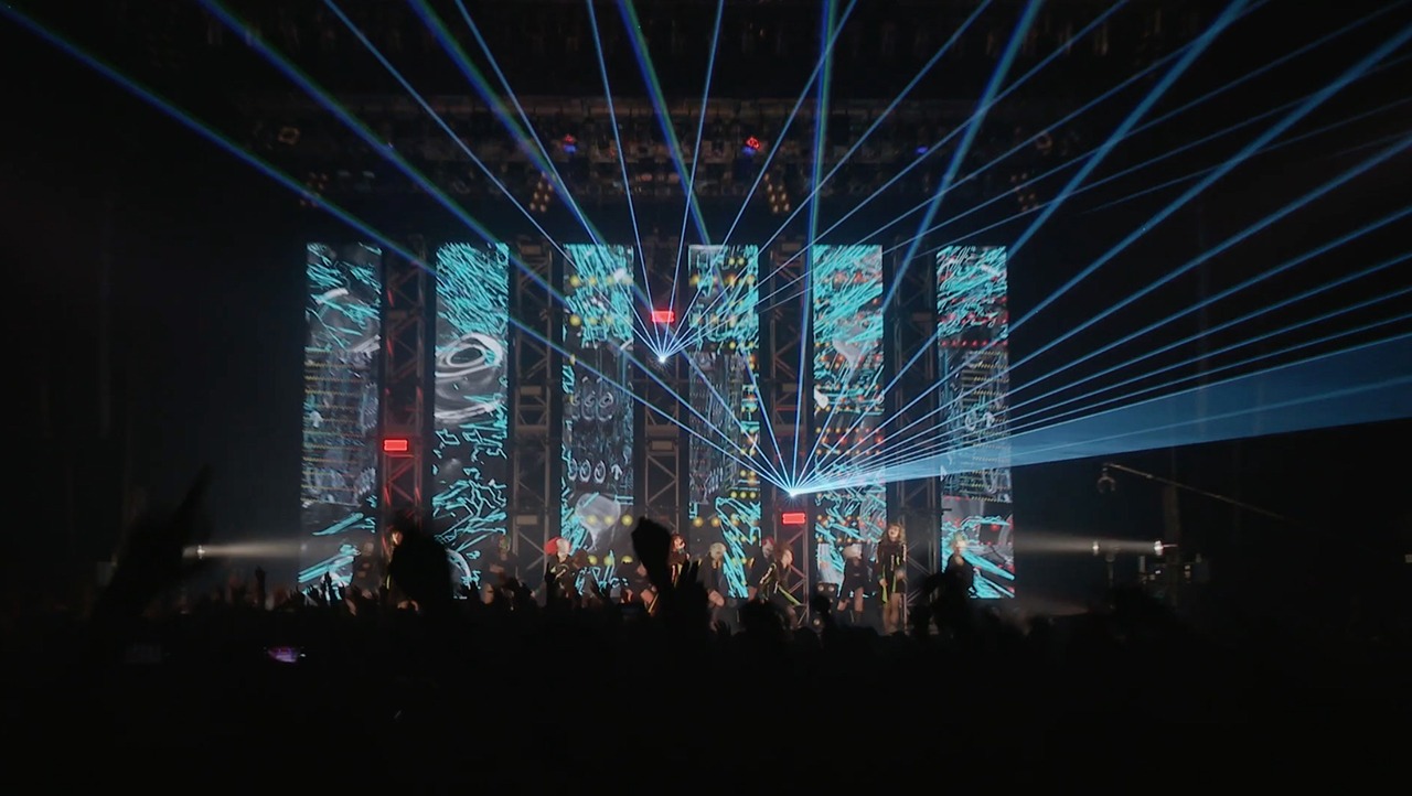 EMPiRE「Have it my way」ライブ映像のワンシーン。