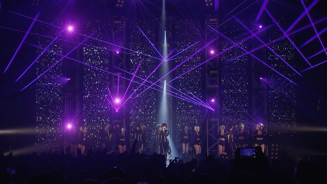 EMPiRE「Have it my way」ライブ映像のワンシーン。