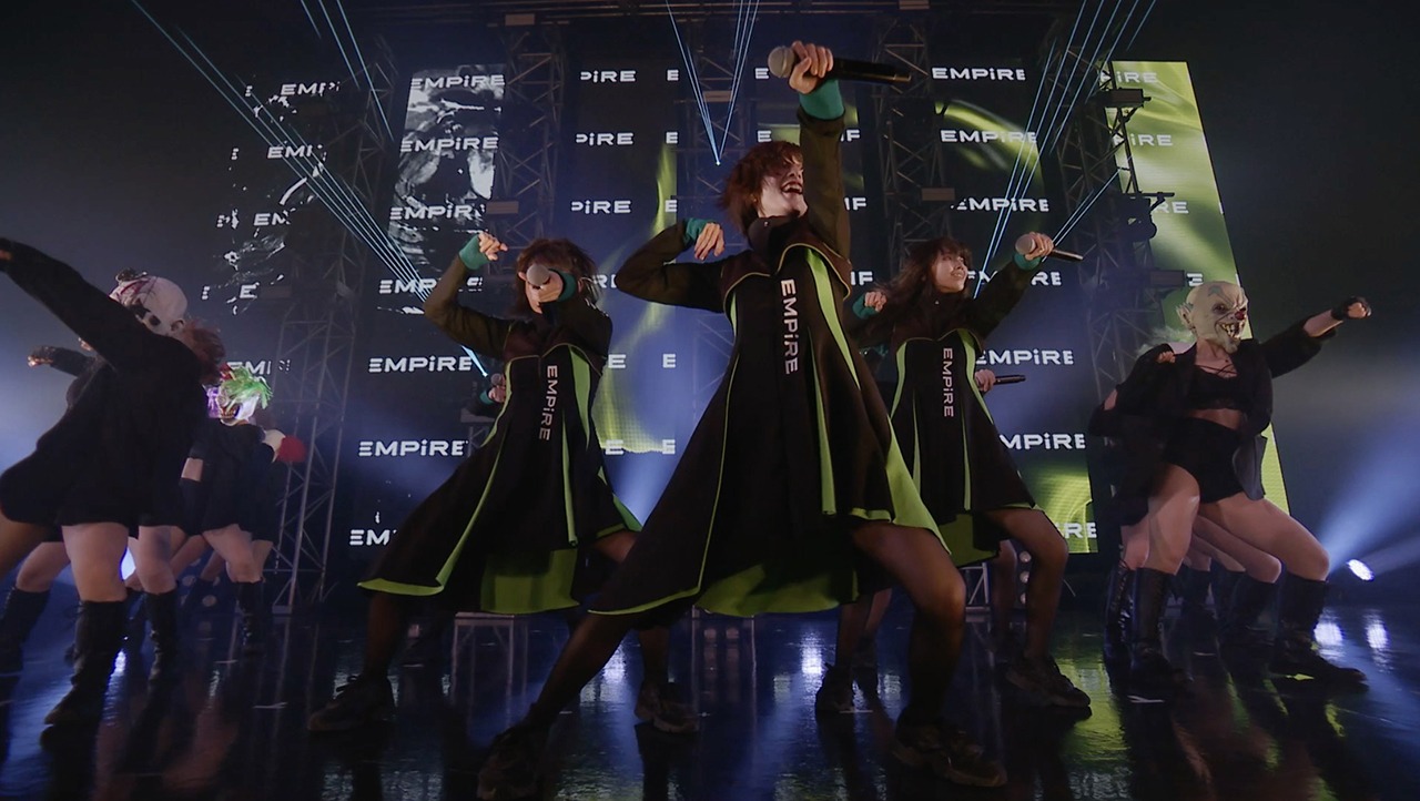 EMPiRE「Have it my way」ライブ映像のワンシーン。