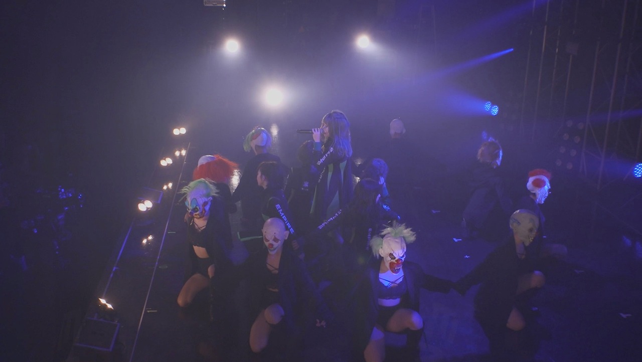 EMPiRE「Have it my way」ライブ映像のワンシーン。