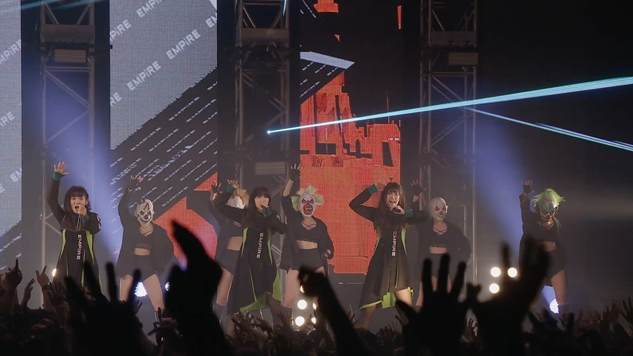 EMPiRE「Have it my way」ライブ映像のワンシーン。