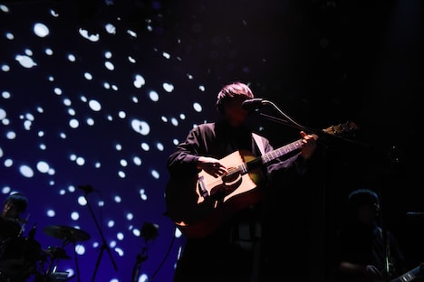 武市和希（Vo, G, Key）（Photo by MASANORI  FUJIKAWA）