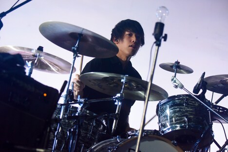 坂東志洋（Dr）（Photo by MASANORI  FUJIKAWA）