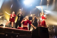 「ダンス・オア・ダンス」を歌うフィロソフィーのダンス。