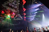 フロアに光を反射させる巨大ミラーボール。