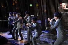 ゴールデンボンバーの真似をするゴスペラーズ。（撮影：緒車寿一）