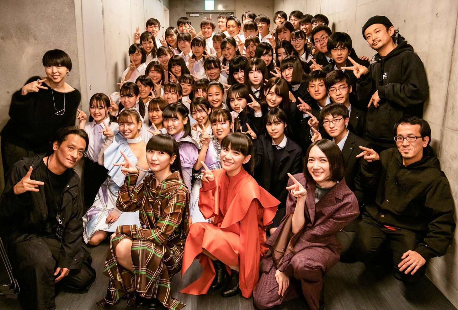 Perfumeと高校生たち（写真提供：NHK）