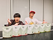 自分たちがプロデュースしたプロテインとサプリメントをアピールする白濱亜嵐と数原龍友。