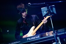 フィロソフィーのダンス結成時から楽曲面を支えてきたバンマス・宮野弦士（G, Key）。