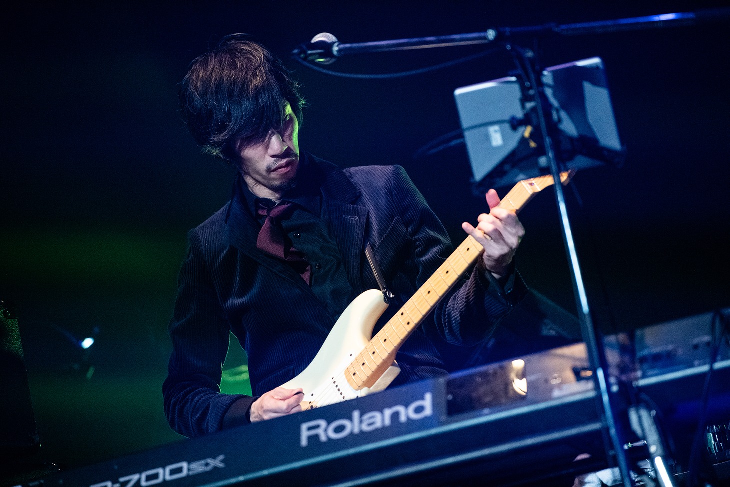 フィロソフィーのダンス結成時から楽曲面を支えてきたバンマス・宮野弦士（G, Key）。