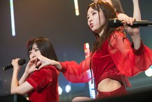 手でハートを作る十束おとは（左）と佐藤まりあ（右）。