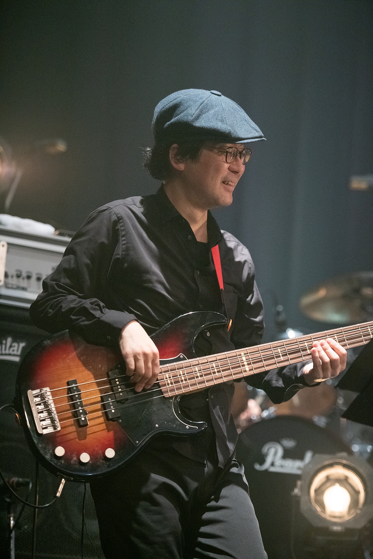 今回のツアーで初めてフィロのスのサポートに加わった千ケ崎学（B / KIRINJI）。